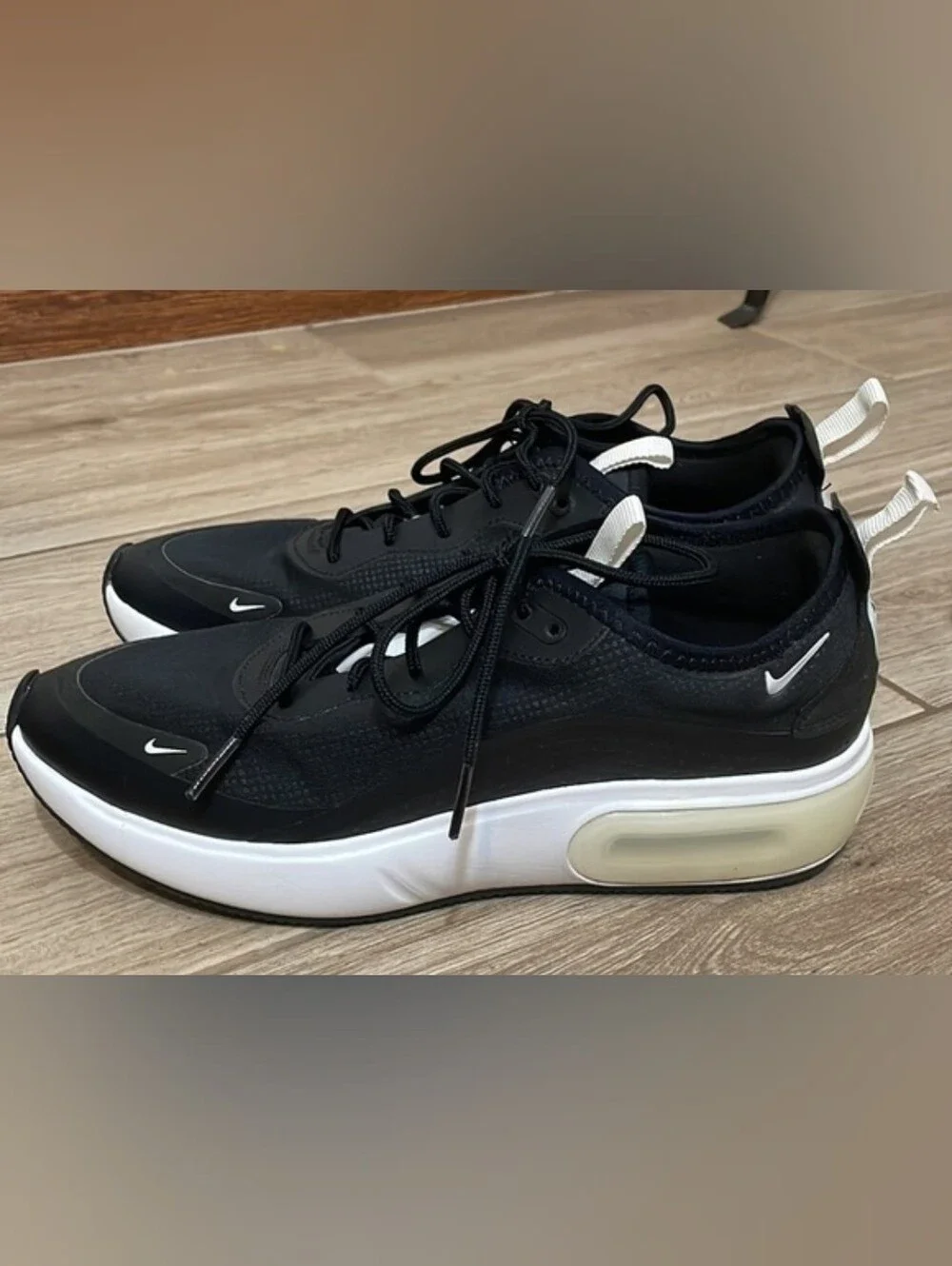 Women's Nike Air Max Dia  Black and White Sneakers Sz 8